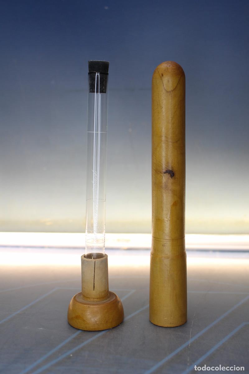 Antiques: Antiguo albumin&oacute;metro de Esbach. Funda de madera y tubo de ensayo con las marcas para la prueba.