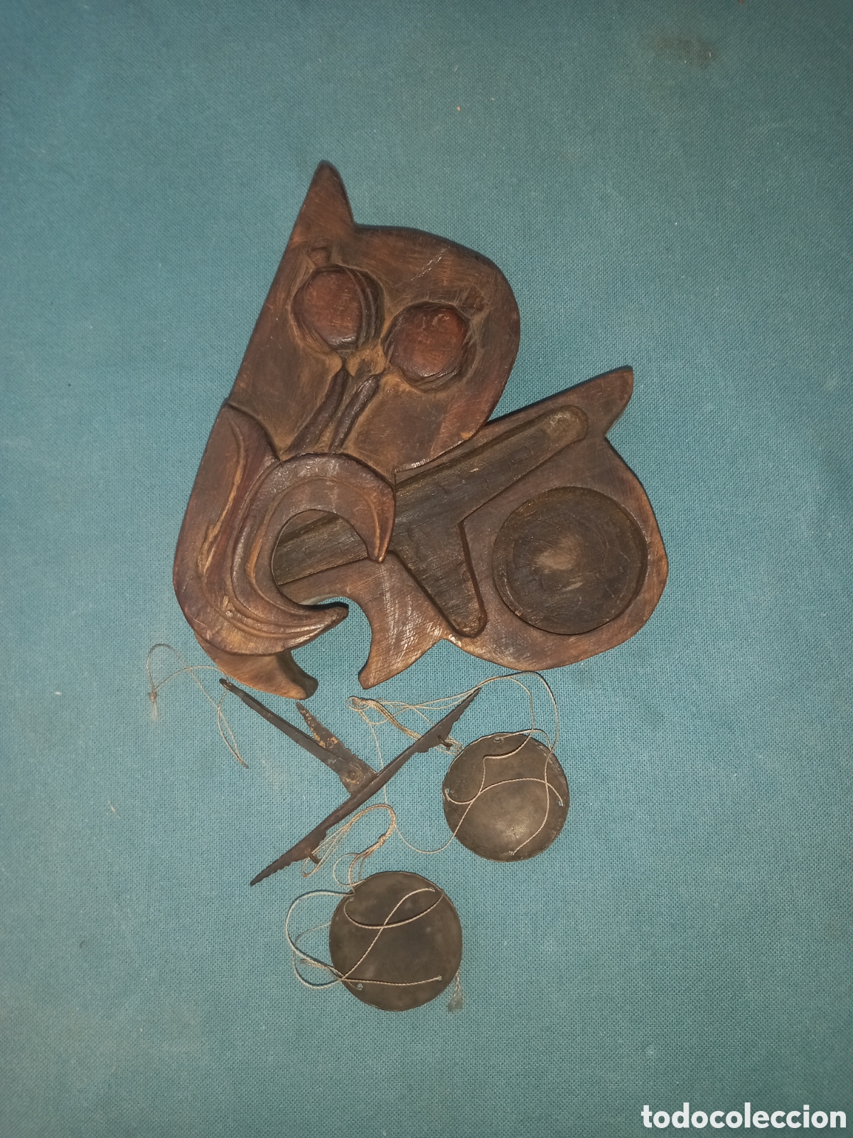 Antiques: Balanza para opio, con caja de madera tallada en ambas caras. Birmania. S.XIX
