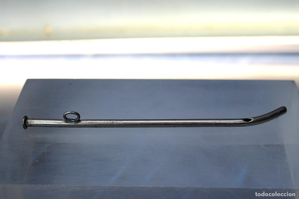 Antiques: Antigua sonda vesical met&aacute;lica &ldquo;sonda de mujer&rdquo;. Principios s.XX.