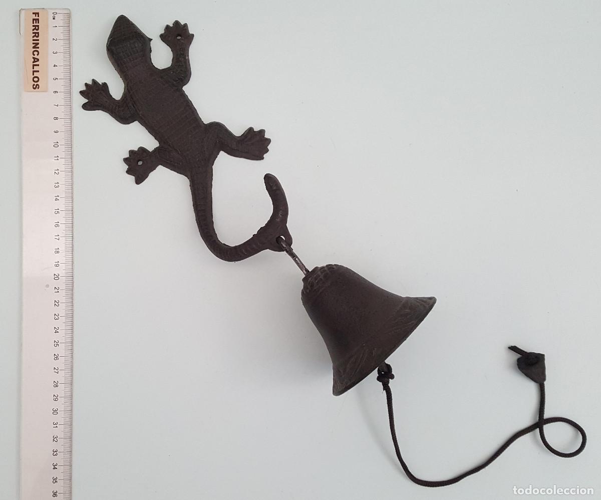 Antiques: CAMPANA DE PARED-TIMBRE DECORATIVO DE HIERRO FUNDIDO CON FIGURA DE LAGARTO-SALAMANQUESA, R&Uacute;STICO