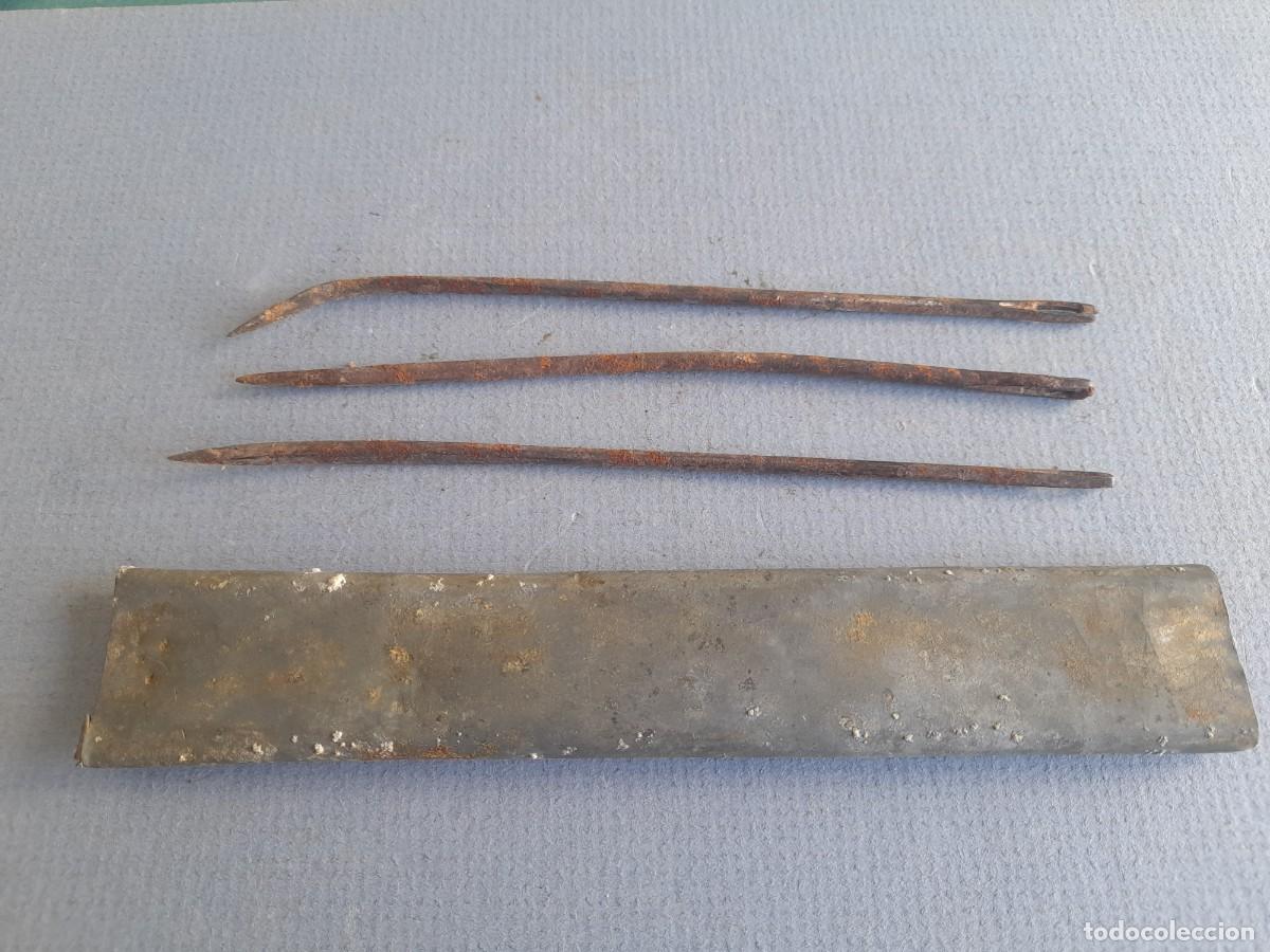 Oggetti Antichi: 3 agujas de 15 a 16cm aprox en estuche de chapa, con oxido