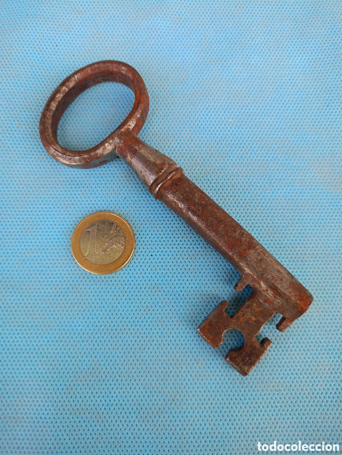 Antig&uuml;edades: ANTIGUA LLAVE HUECA DE FORJA CON CANALETA SUPERIOR.
