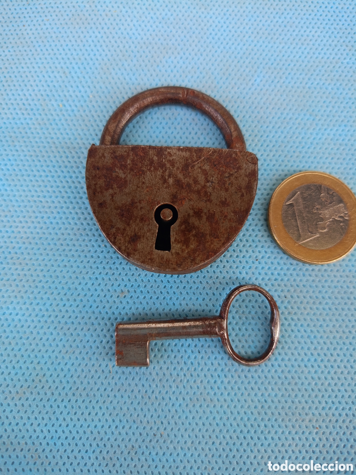 Antig&uuml;edades: ANTIGUO CANDADO DE FORJA S. XIX CON LLAVE