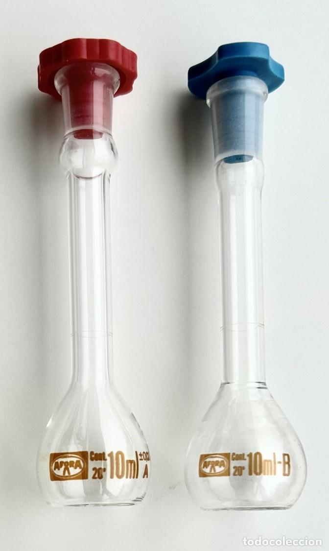 Antiguidades: Lote 2 Matraces aforados de 10 mL con Tap&oacute;n Case A y B
