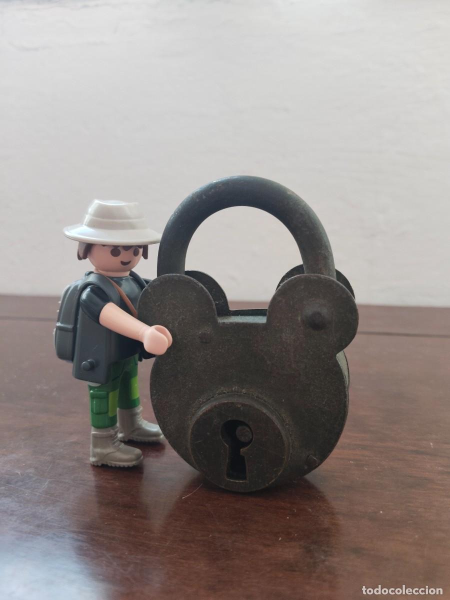 Antig&uuml;edades: Antiguo candado sin llave. 5,5 x 8 cm y 120 gramos.