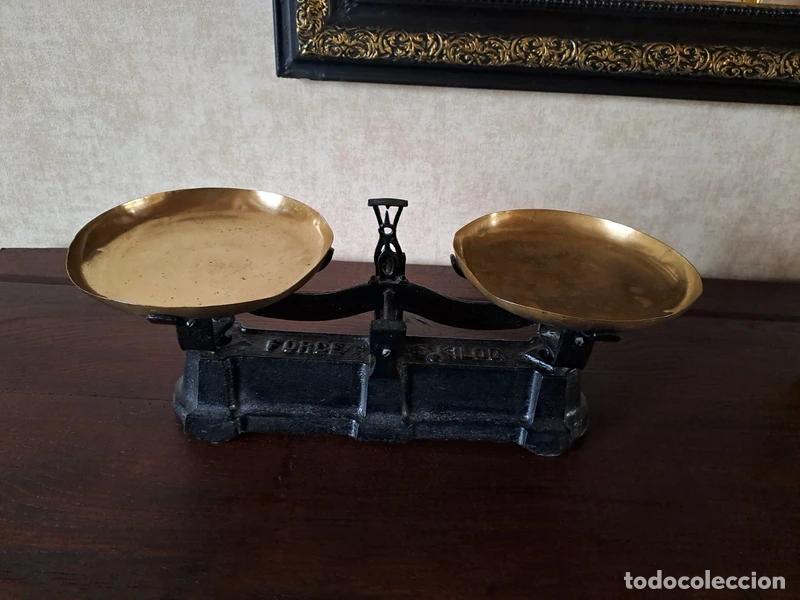 Antiquit&auml;ten: Balanza antigua de hierro fundido Roberval de 5 kg.