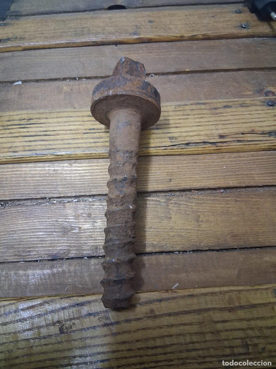 Antig&uuml;edades: Tornillo de ferrocarril via tren Renfe a&ntilde;o 1962