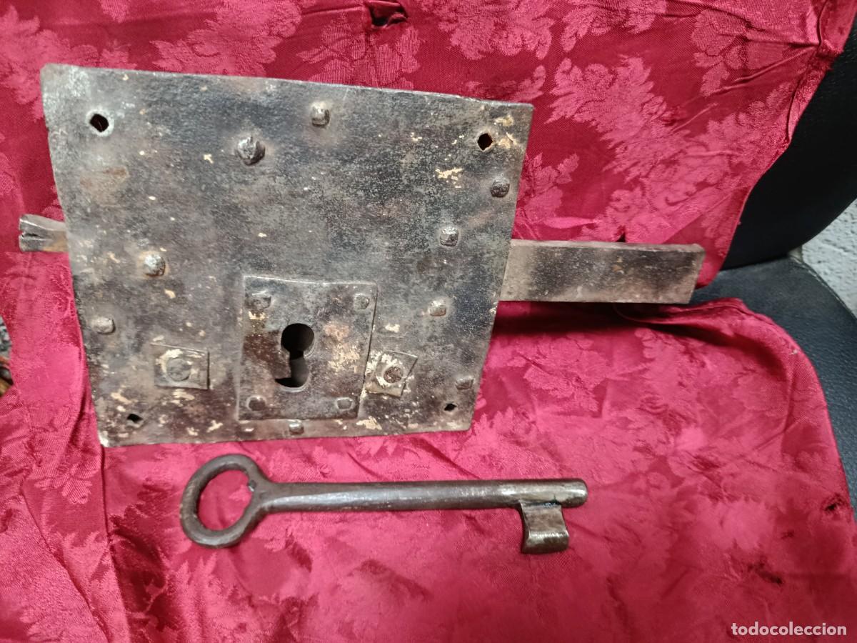 Antig&uuml;edades: Gran cerradura de forja con llave siglo XIX