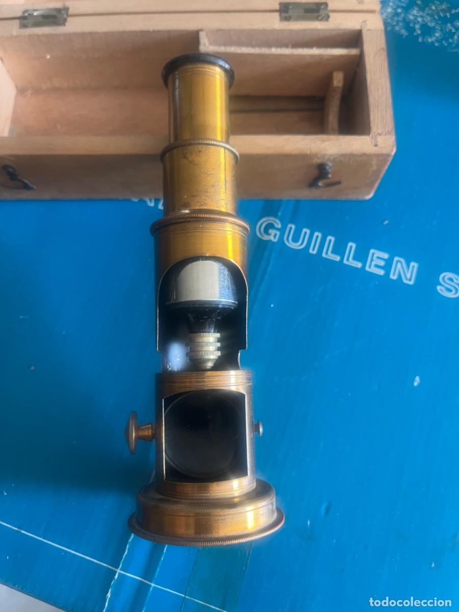 Antig&uuml;edades: Peque&ntilde;o microscopio SOGERESA en su caja de madera. Antiguo.