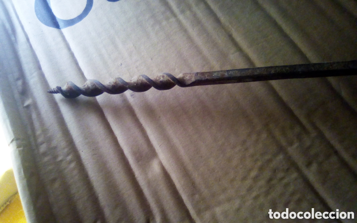 Antig&uuml;edades: Antigua barrena de carpintero, taladro manual para madera. Mide 43 cm., le falta una parte del mango