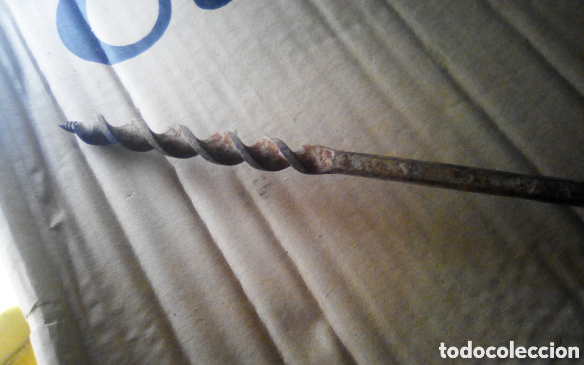 Antig&uuml;edades: Antigua barrena de carpintero, taladro manual para madera. Mide 43 cm., le falta una parte del mango
