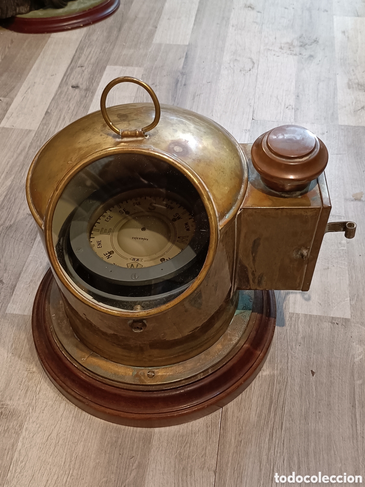 Antig&uuml;edades: Bit&aacute;cora de mesa, lat&oacute;n y madera. - Foto 2
