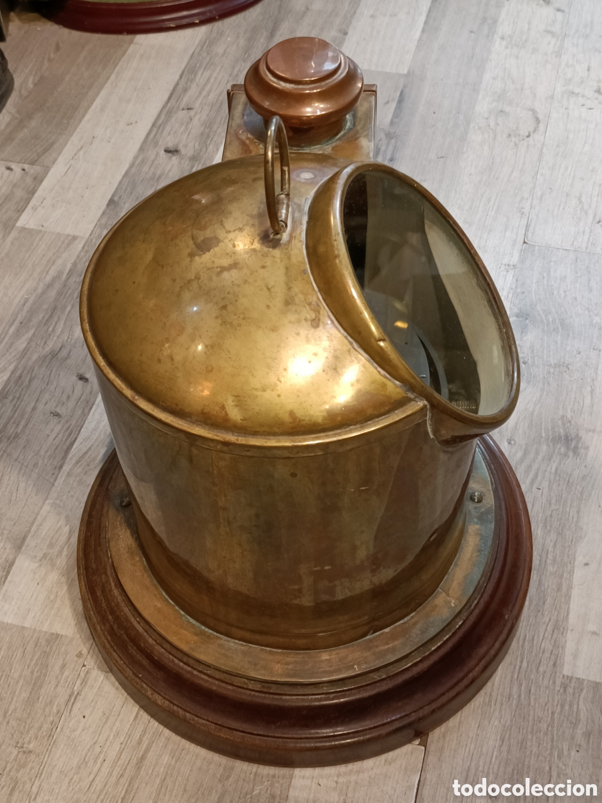Antig&uuml;edades: Bit&aacute;cora de mesa, lat&oacute;n y madera. - Foto 11