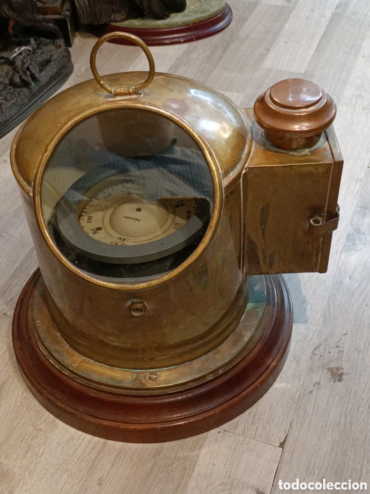 Antig&uuml;edades: Bit&aacute;cora de mesa, lat&oacute;n y madera. - Foto 13