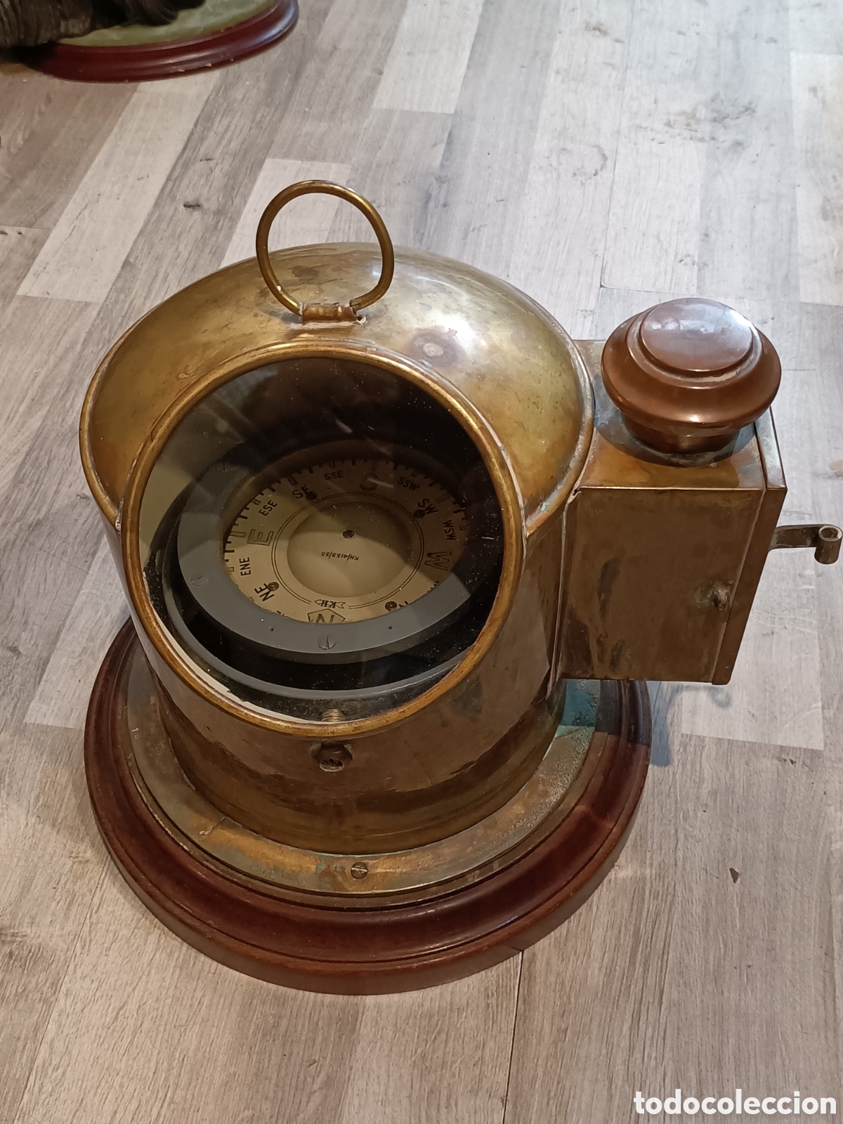 Antig&uuml;edades: Bit&aacute;cora de mesa, lat&oacute;n y madera.