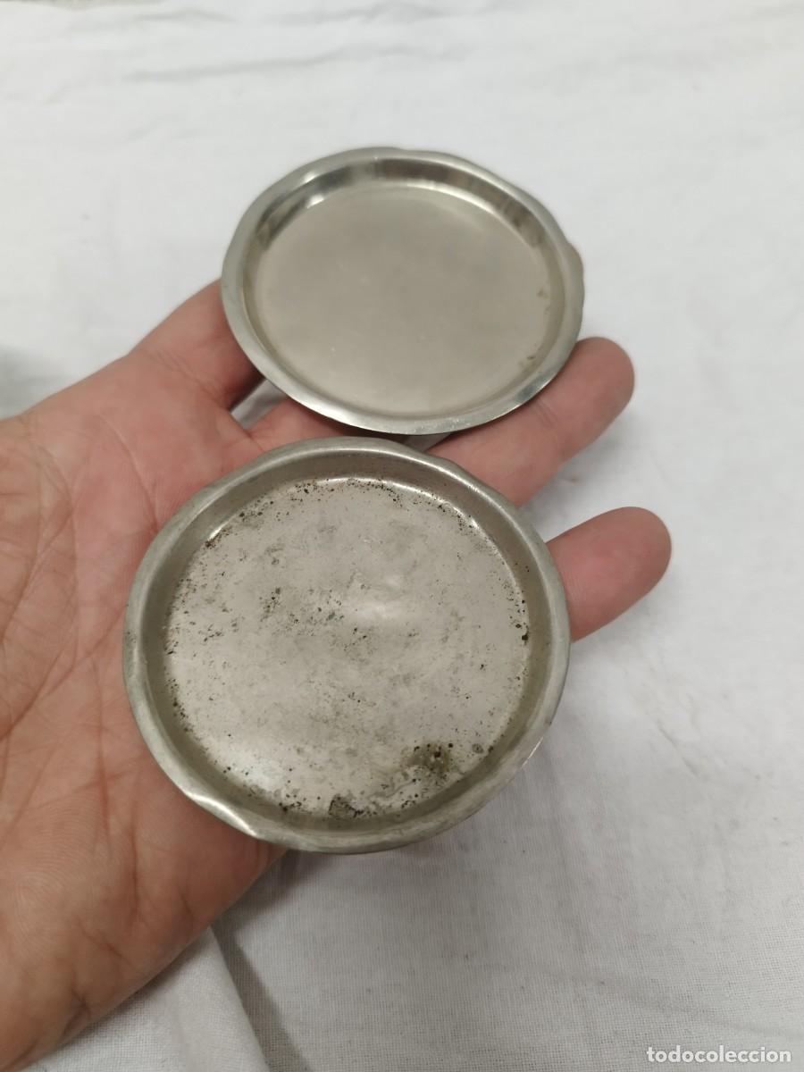 Antig&uuml;edades: Dos antiguos peque&ntilde;os platos de bascula o balanza.