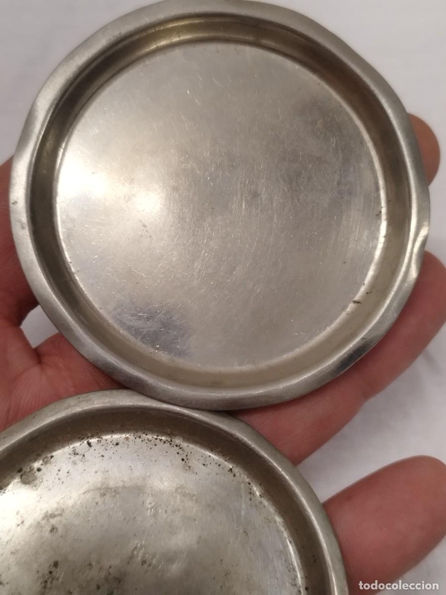Antig&uuml;edades: Dos antiguos peque&ntilde;os platos de bascula o balanza. - Foto 3