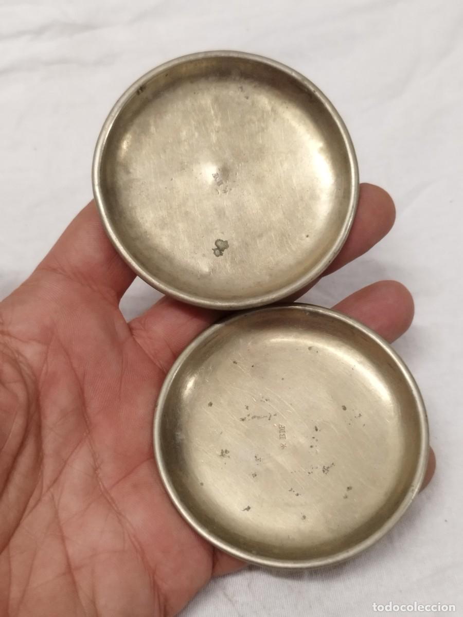 Antig&uuml;edades: Dos antiguos peque&ntilde;os platos de bascula o balanza.