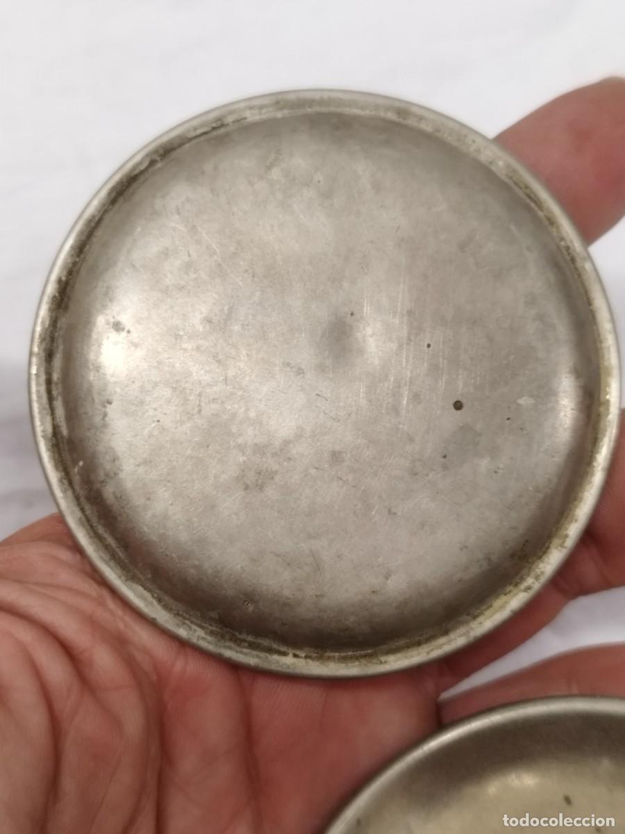 Antig&uuml;edades: Dos antiguos peque&ntilde;os platos de bascula o balanza. - Foto 4