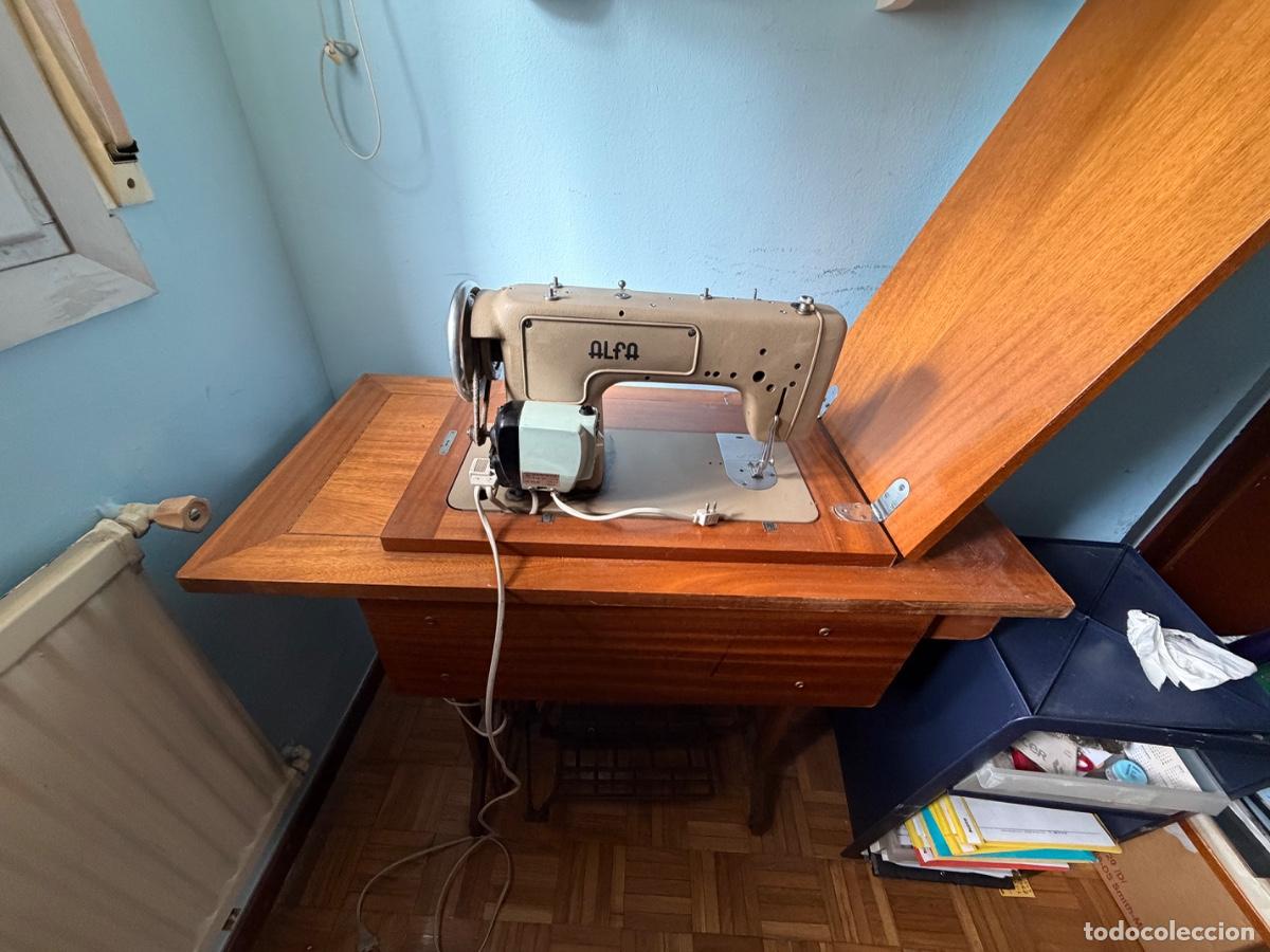 Antig&uuml;edades: Antigua m&aacute;quina de coser ALFA Modelo 103 el&eacute;ctrica con mueble abatible de madera y pedal de hierro