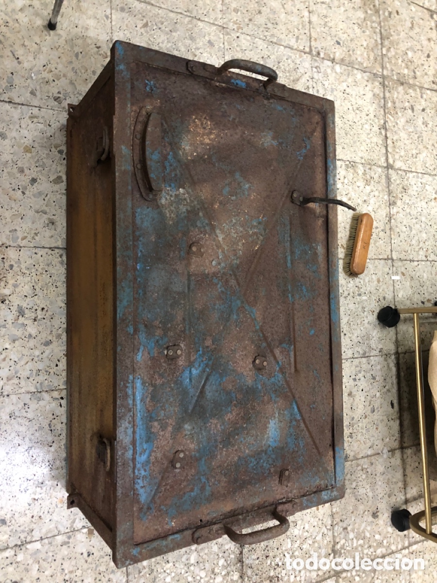 Antig&uuml;edades: Antiguo ba&uacute;l cofre met&aacute;lico industrial o militar.