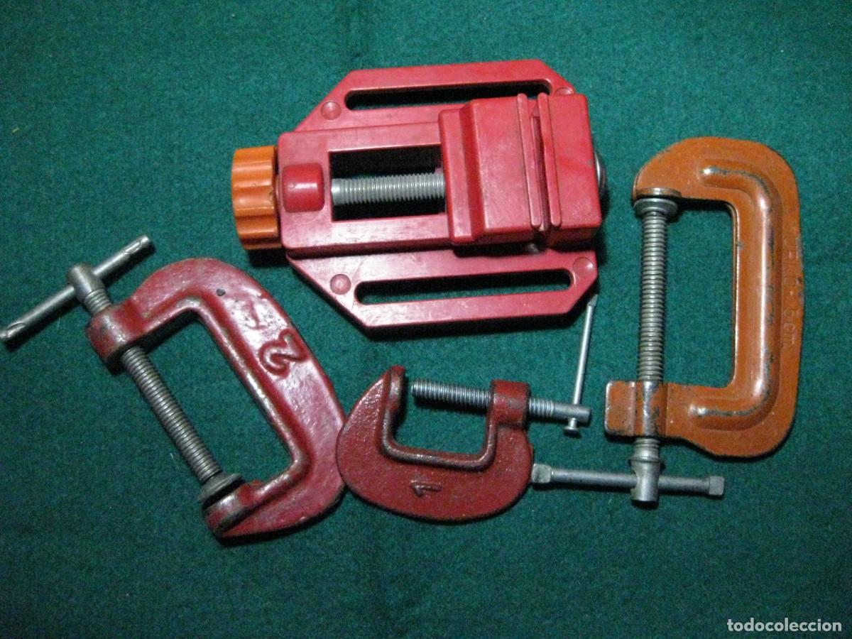 Antig&uuml;edades: TORNILLO DE SOBREMESA Y TRES GATOS DE SUJECCION