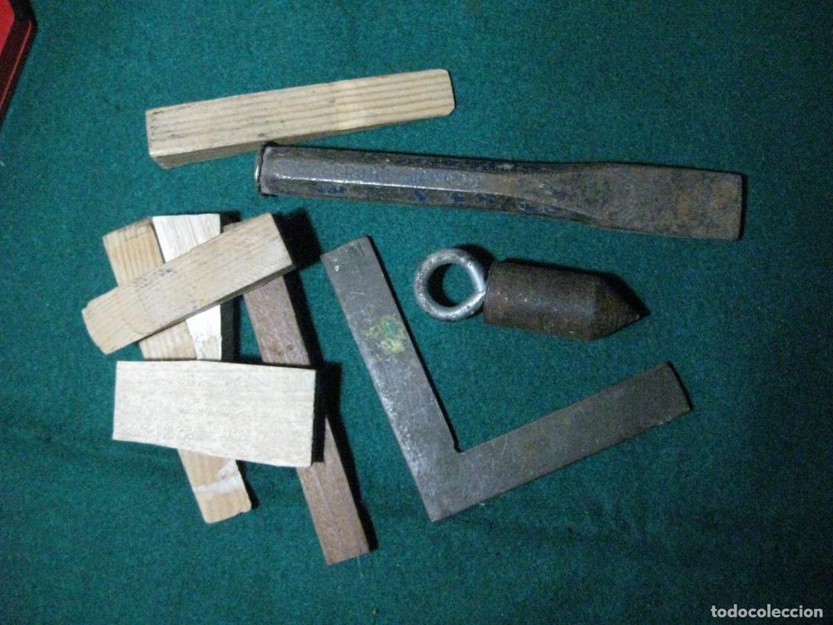 Antig&uuml;edades: CINCEL BELLOTA /PLOMADA / PEQUE&Ntilde;A ESCUADRA Y CU&Ntilde;AS DE MADERA