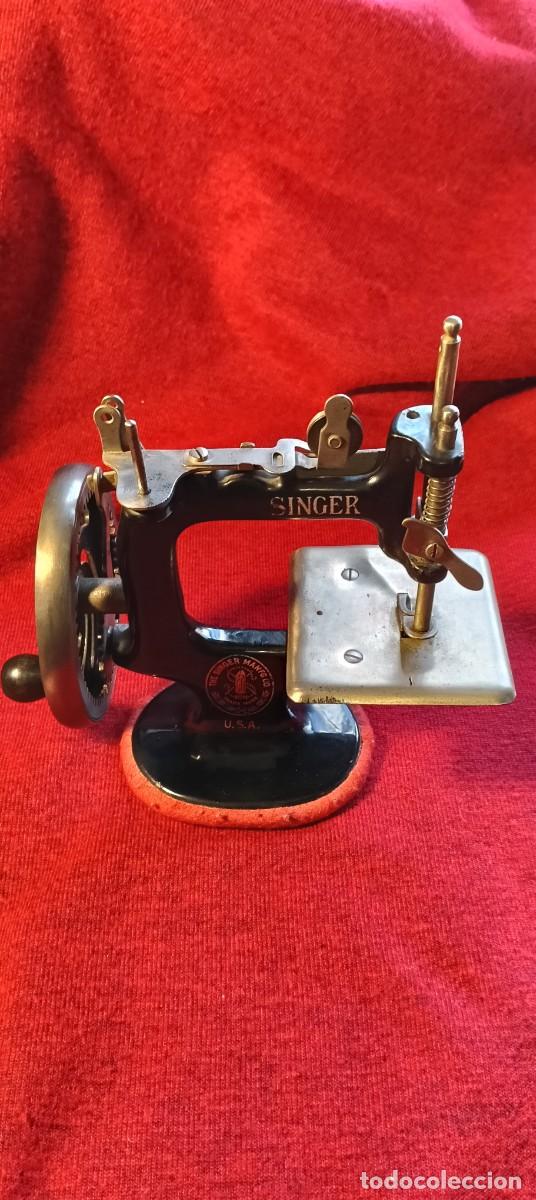 Antig&uuml;edades: MAQUINA DE COSER DE JUGUETE SINGER 20 FABRICADA EN USA CIRCA 1911