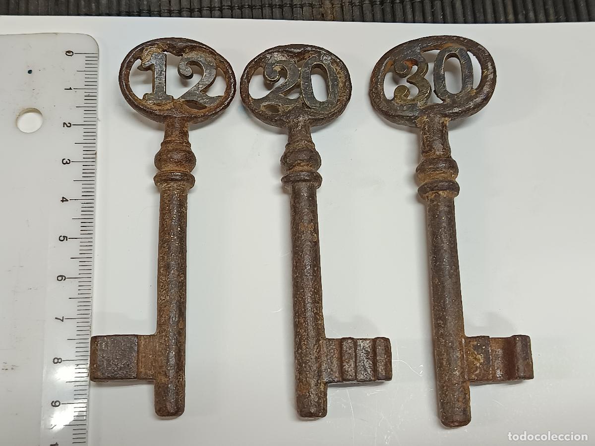 Antig&uuml;edades: 3 RARAS LLAVES DE FORJA CON NUMEROS DE BRONCE. EN LA CABEZA.