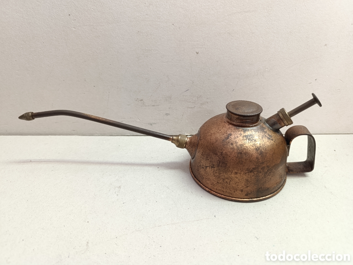 Antig&uuml;edades: ACEITERA DE METAL, COBRE, MODELO N 112, CON CAPACIDAD 350 GR.
