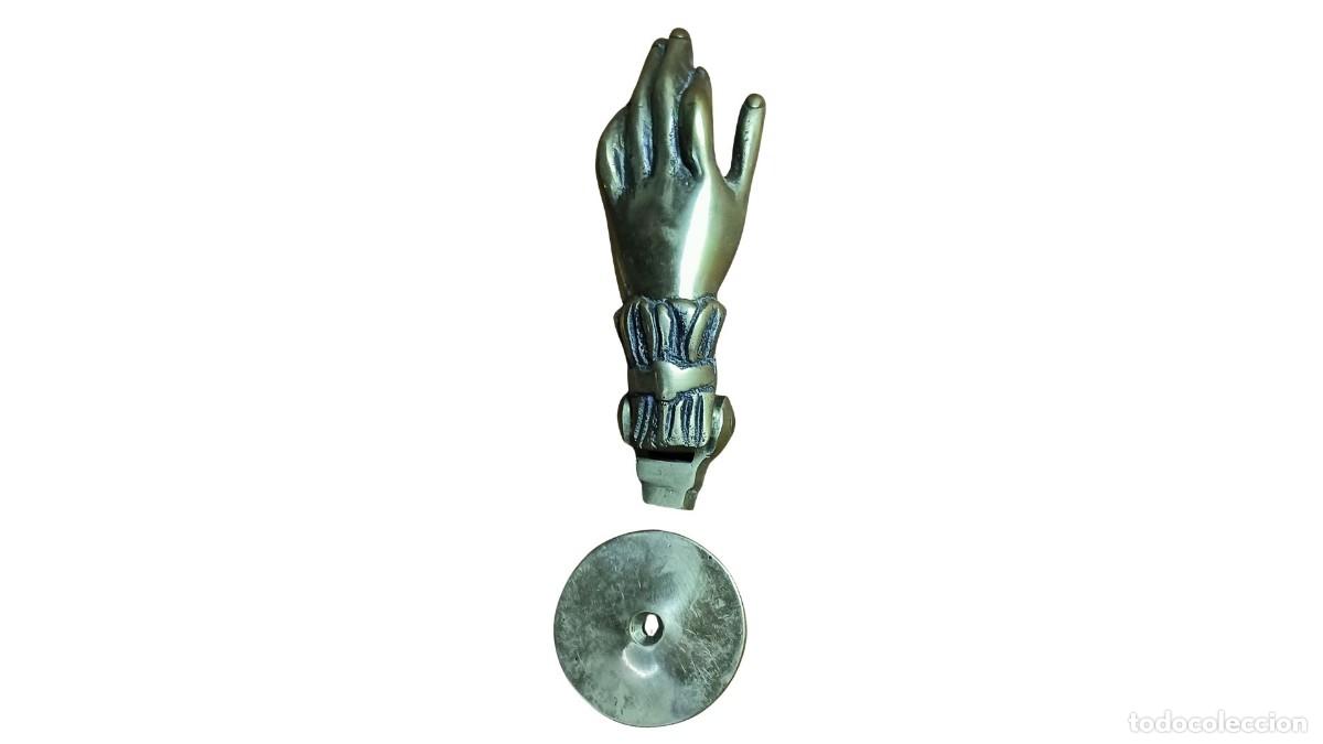 Antig&uuml;edades: ALDABA GOLPEADOR DE PUERTA VINTAGE - MANO CON PU&Ntilde;O DE ENCAJE - BRONCE MACIZO