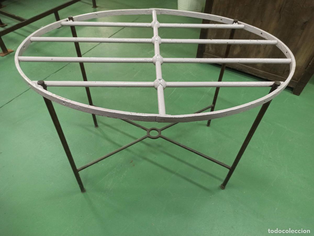 Antig&uuml;edades: Mesa de forla Unica a base de reja .Ovalada de 113x81x80 de alta