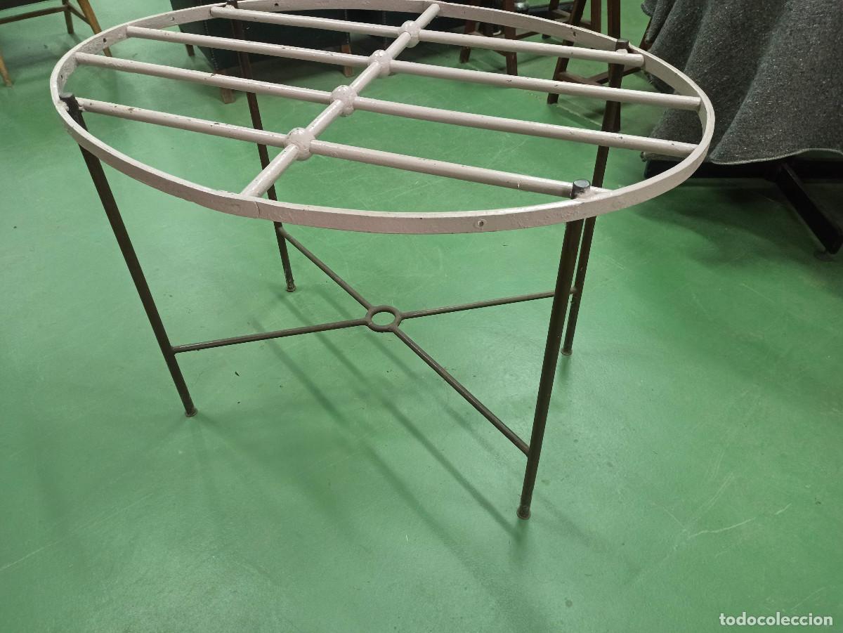 Antig&uuml;edades: Mesa de forla Unica a base de reja .Ovalada de 113x81x80 de alta