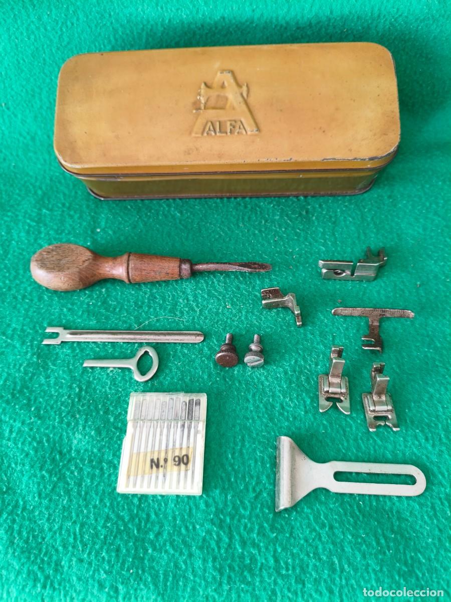 Antig&uuml;edades: ALFA. CAJA LATA CON PIEZAS, HERRAMIENTAS, AGUJAS, LLAVE.