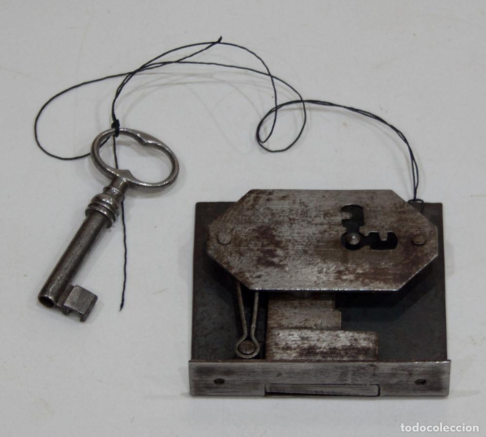 Antig&uuml;edades: CERRADURA PARA PUERTA O CAJON CON LLAVE. SIGLO XIX.