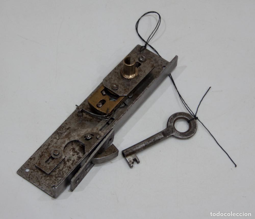 Antig&uuml;edades: CERRADURA DE EMBUTIR PARA PUERTA CORREDERA CON LLAVE. PRINCIPIOS DEL SIGLO XX.