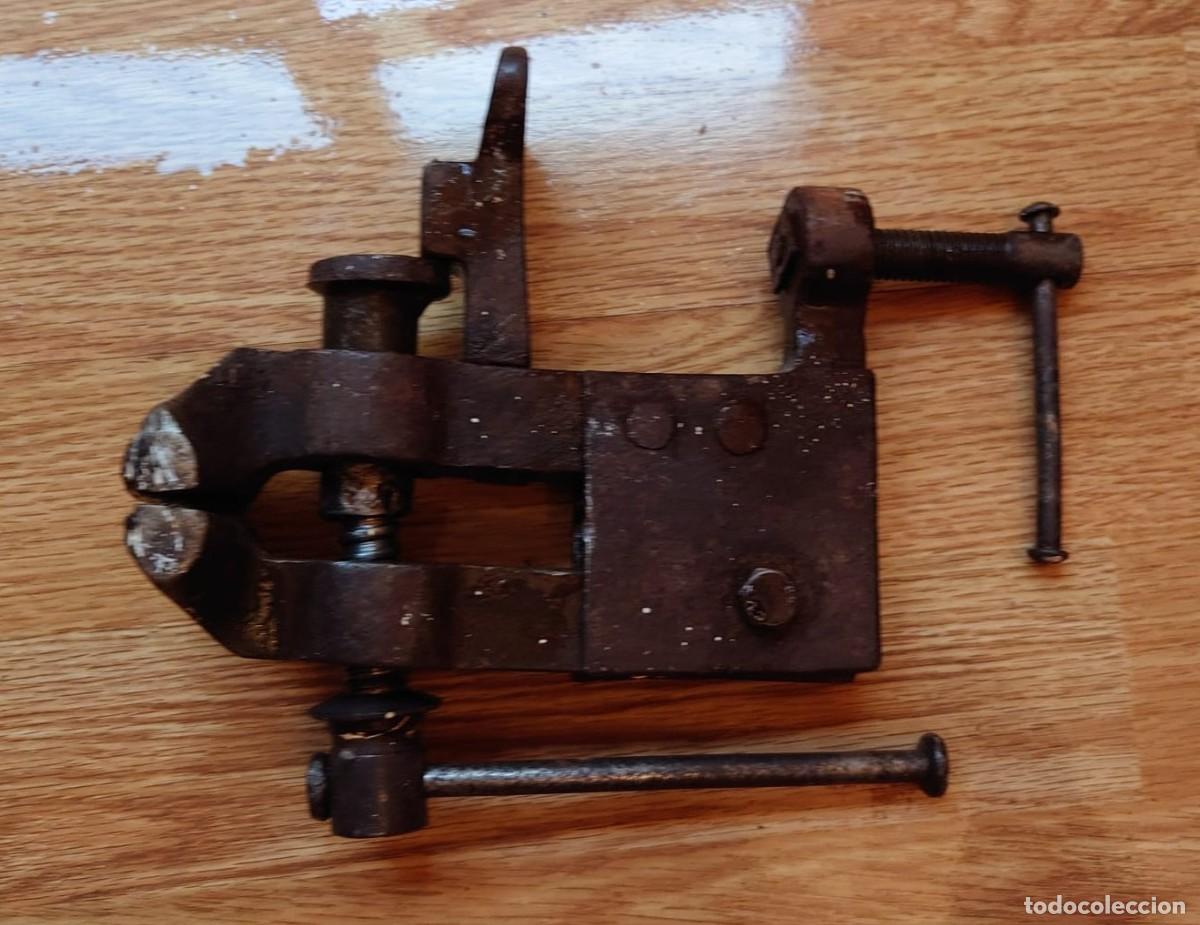 Antig&uuml;edades: Tornillo de banco antiguo de hierro