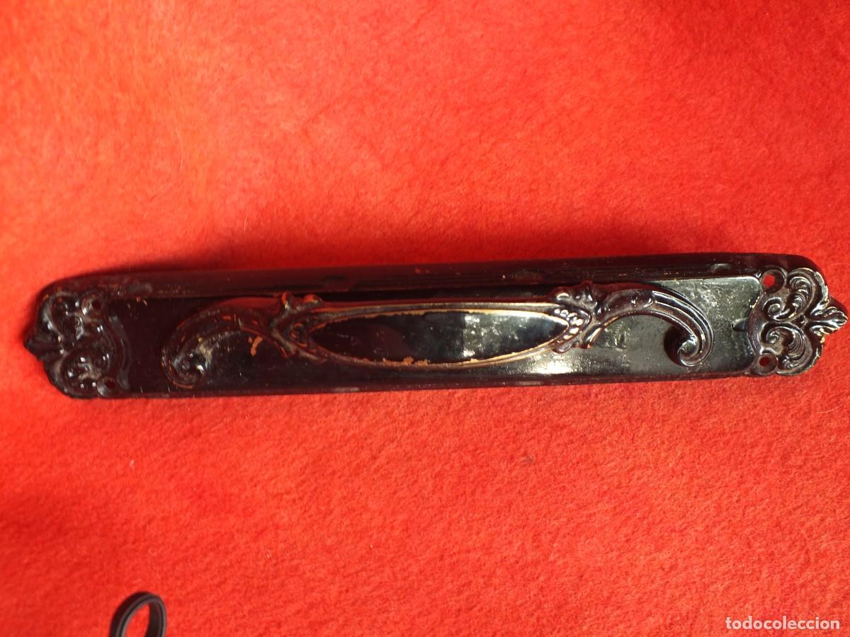 Antig&uuml;edades: TIRADOR ASA AGARRADERA PARA PUERTA DE METAL LACADO EN NEGRO CON TOQUES DORADOS