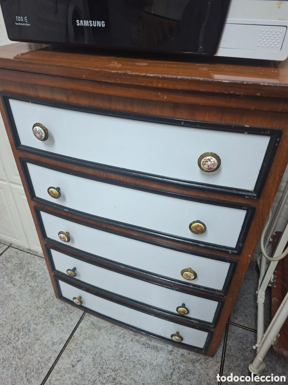 Antig&uuml;edades: Mueble de costura con m&aacute;quina y folleto original