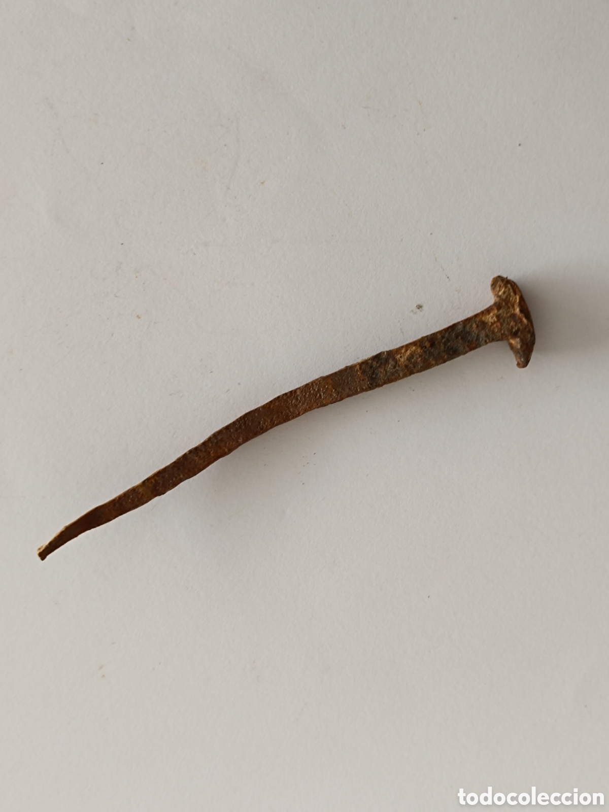 Antig&uuml;edades: Clavo Antiguo de Forja Artesanal con Cabeza en T &ndash; Herrer&iacute;a de Viga 15cm