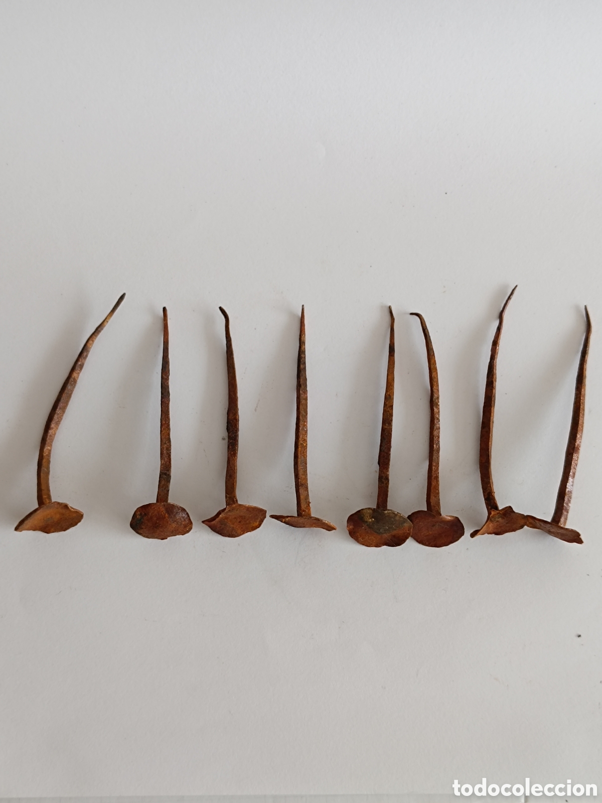 Antig&uuml;edades: Lote de 8 Clavos Antiguos de Forja Manual (12 cm de Largo) &ndash; 6 Planos y 2 Abombados