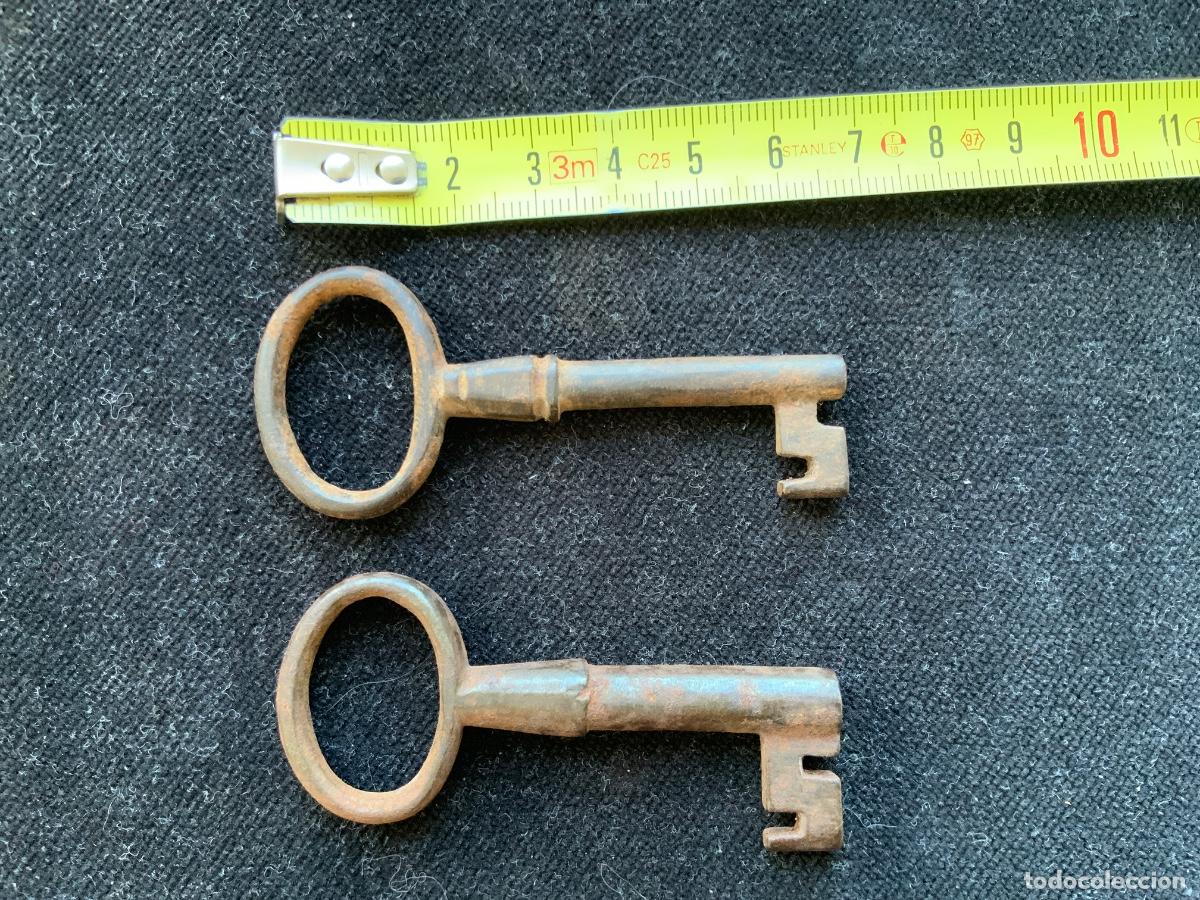 Antig&uuml;edades: Par de llaves de forja para bahil. Arcon, mundo, una hueca y otra maciza, 20 y 25 gr, 6,5 y 7cm.