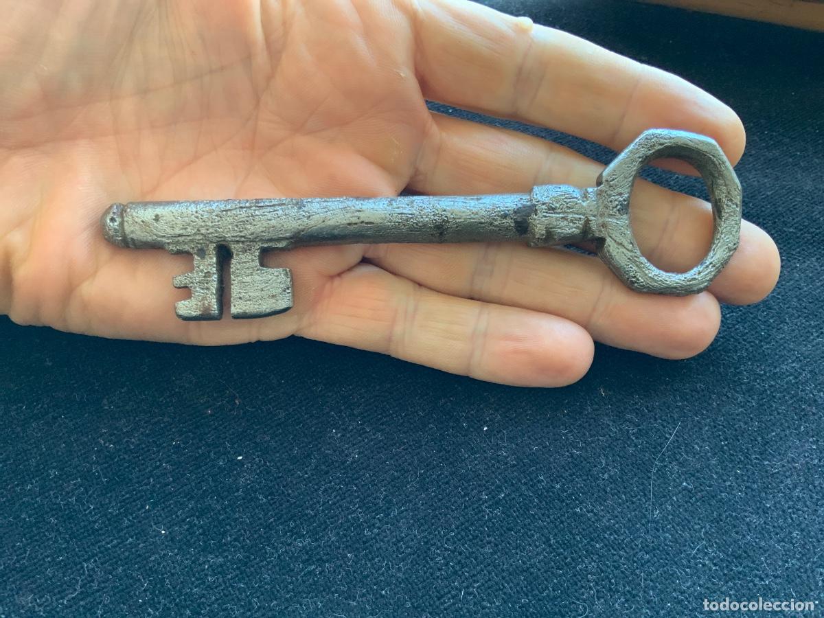 Antig&uuml;edades: Antigua llave de forja limpiada, siglo XVIII o anterior. 76gr, 12,5cm.