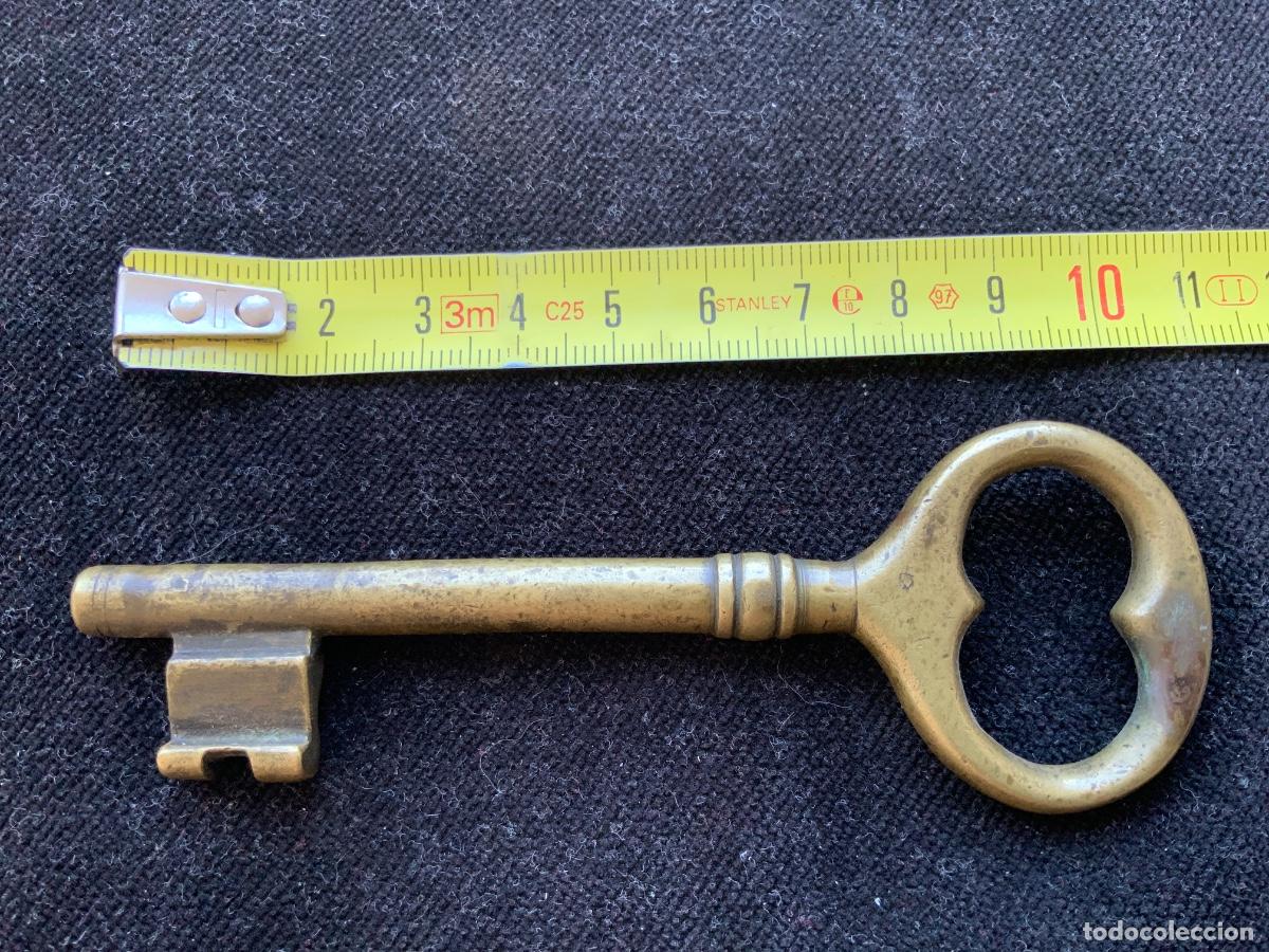 Antig&uuml;edades: Antigua llave de bronce, recuerda a un coraz&oacute;n, 53gr, 10,6cm.