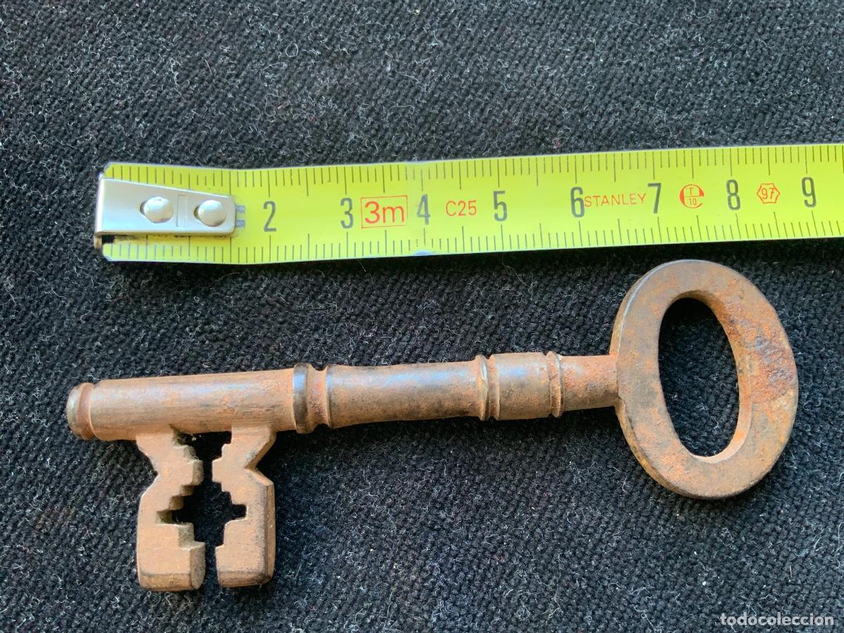 Antig&uuml;edades: Antigua llave de caja de caudales o de seguridad en hierro, 33gr, 8,6cm.
