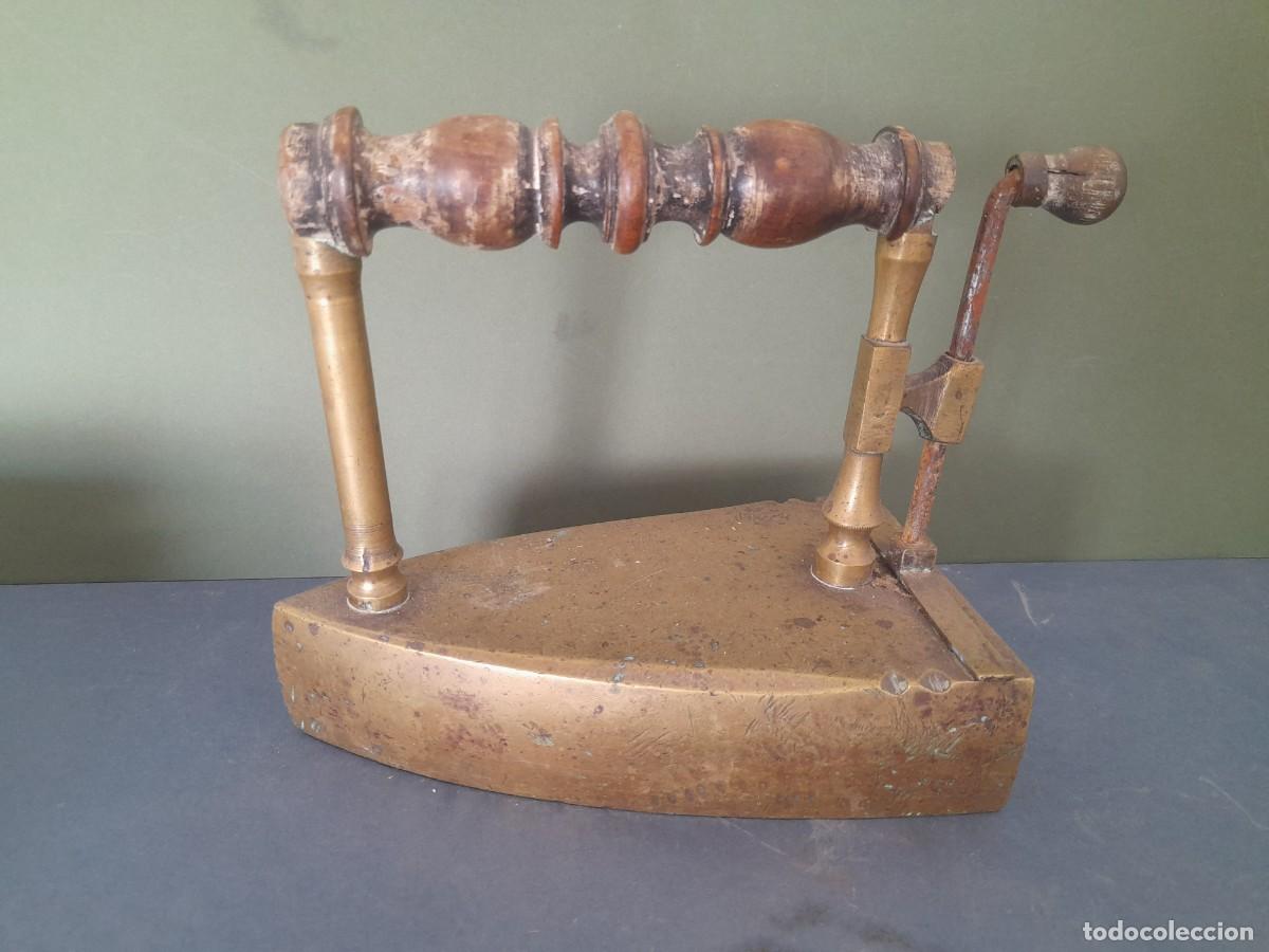 Antig&uuml;edades: Antigua plancha de laton / bronce, con asa de madera, 18x10x16cm aprox