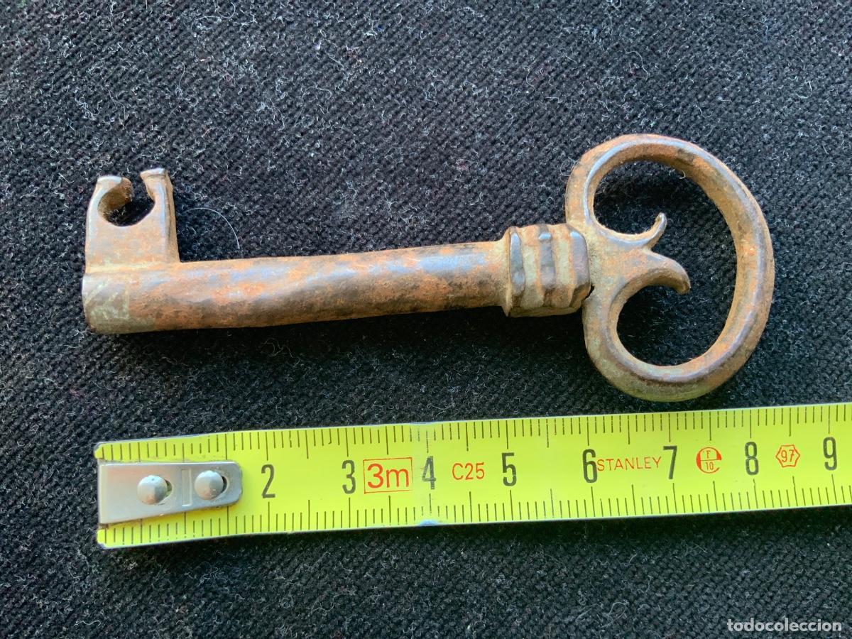 Antig&uuml;edades: Antigua llave hueca gotica realizada en forja. 34gr, 8,5cm.