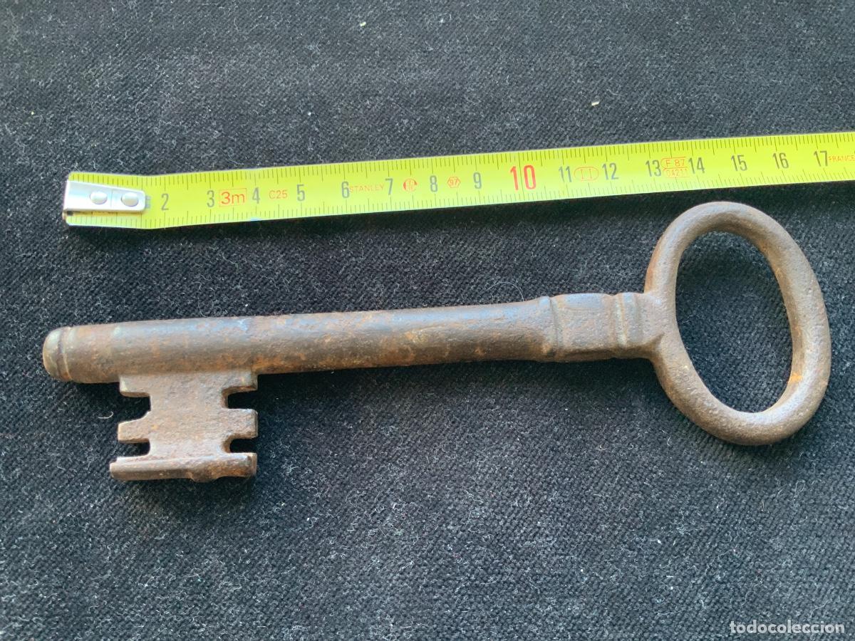 Antig&uuml;edades: Antogua llave de forja, siglo XIX o anterior, 163gr , 16cm.