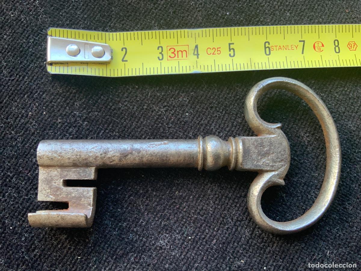 Antig&uuml;edades: Antigua llave de hierro hueca para bahul arcon o mundo, 36gr, 7,5cm,