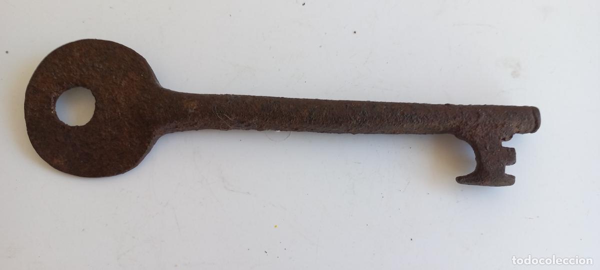 Antig&uuml;edades: Llave antigua de hierro forjado con un asa circular y un palet&oacute;n dentado. 22 cm